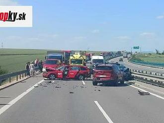 PRÁVE TERAZ Motoristov na cestách zdržia viaceré nehody: Neprejazdný úsek R1, stojí sa aj na Prístavnom moste!