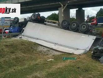 AKTUÁLNE Vážna nehoda pred Trnavou: FOTO Kamión strhol auto, PÁD Z MOSTA! Hlásia mŕtvych aj zranených