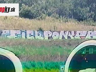 Stenu nad tunelom Sitina zdobia nové graffiti: Polícia pátra po páchateľoch na FOTO