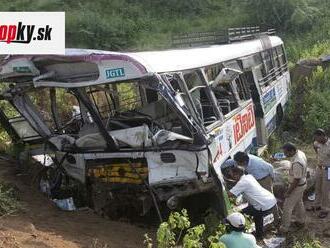 V Pakistane sa zrútil autobus do hlbokej rokliny: O život prišlo 22 ľudí