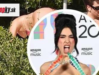 “NAHÁ” provokácia hviezdnej Dua Lipy: Vypučila ZADOK na záhadného fešáka a ten… Absolútny nezáujem!