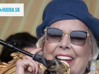 Joni Mitchell sa po prekonaní mozgovej aneuryzmy znova učí hrať na gitare