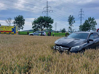 V Zadní Kopanině zasahují hasiči u nehody dvou osobních automobilů. Dvě osoby jsou v péči…