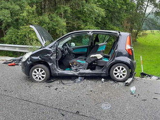 Hasiči zasahují u dopravní nehody dvou osobních automobilů za obcí Osečná směrem na Český Dub.…