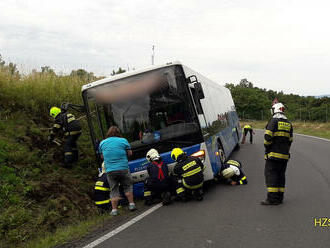 V obci Chodová Planá zasahují hasiči u nehody autobusu, sjel lehce do příkopu a je nakloněn.…