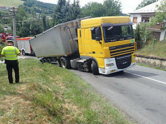 Ve stoupání z Bohuslavic u Zlína směr na obec Salaš sjel návěs nákladního automobilu do příkopy. Na…