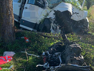 Nedaleko obce Brusy na Strakonicku zasahovaly složky IZS u dopravní nehody, automobil narazil do stromu