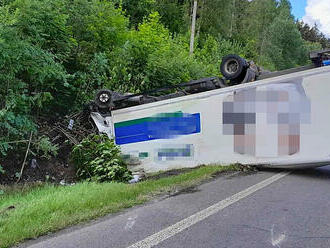 Na komunikaci mezi Bílým Kostelem a Rynolticemi hasiči zasahují u převráceného nákladního…