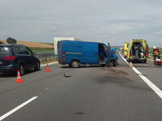 Střet dodávky a osobního automobilu na dálnici D11 mezi Semonicemi a Hořenicemi zaměstnal hasiče ze…