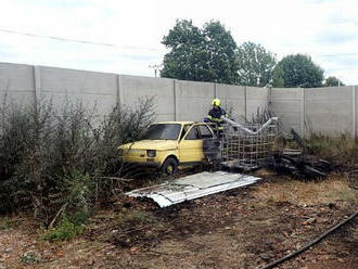 Vítr přenesl požár z ohniště po pálení odpadu na pneumatiky, v obci Hluk zasahovaly čtyři jednotky hasičů