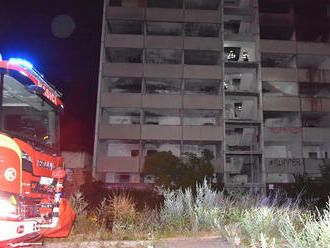 V noci mezi jednou a třetí hodinou hořelo ve vybydleném hotelu Máj v Ústí nad Labem. Budovu…