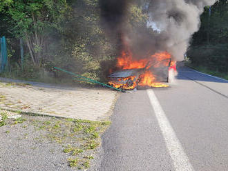 Dopravní nehoda s následným požárem v Horní Lhotě zaměstnala hasiče, zraněná osoba byla naštěstí venku