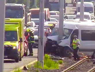 V ulici Střelničná v Praze zasahují složky IZS u vážné dopravní nehody dvou vozidel. Jednu osobu…