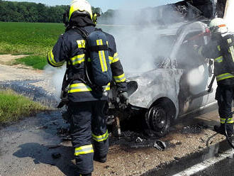 Mrazírenský vůz hasily čtyři jednotky nedaleko Pňovic ve směru na Štěpánov jedním C proudem.…