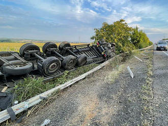 Po nehodě osobního automobilu a kamionu na Břeclavsku unikla nebezpečná chemikálie