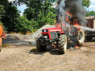 Požár zcela zničil traktor v Rodvínově, příčinou byla pravděpodobně technická závada. Na místě…