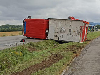 U Dolního Němčí havarovala cisterna, ke zranění hasičů nedošlo