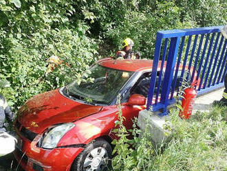 Ve Lhotě u Vsetína skončil osobní automobil po nehodě mimo komunikaci