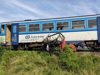 U Bezděkova na Klatovsku se střetl osobní vlak s traktorem, řidič na místě zemřel