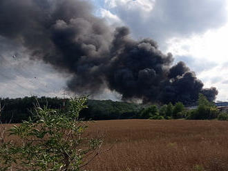 Černý dým se valí v Kralupech nad Vltavou z areálu Kyllar, hoří v kovošrotu. Na místě zasahuje…