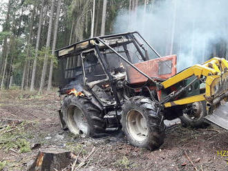 Na operační středisko byl nahlášen hořící traktor v lese mezi obcemi Zicho a Strýčkovice. Na místo…