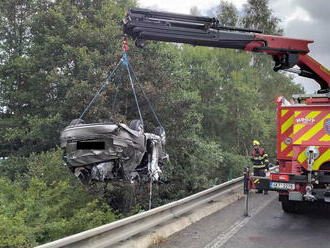 U Kluče došlo k nehodě osobního vozidla, začalo hořet. Dva lidé zemřeli