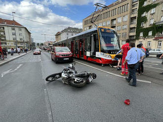 Na křižovatce ulic Svatovítská a Generála Píky v Praze zasahují složky IZS u srážky tramvaje,…