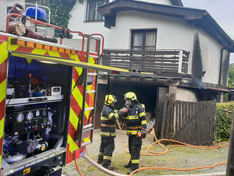 U požáru přístavku rodinného domu v Červeném Kostelci zasahovaly čtyři hasičské jednotky