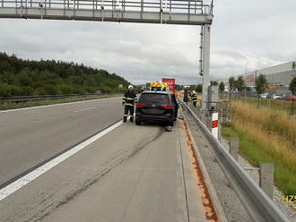 Na dálnici D5, mezi 128. a 129. kilometrem došlo k nárazu osobního vozidla do návěsu kamionu. Dva…