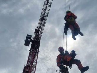 Pražští hasiči lezci vyprostili dělníka, který spadl do výtahové šachty rozestavěného objektu v…