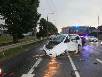 Nehoda sedmi vozidel na silnici I/49 ve Zlíně zaměstnala hasiče