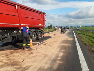 Dvě jednotky hasičů asanují únik oleje na dálnici D7 u obce Toužetín. K úniku oleje došlo v…