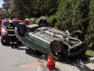 V Lupenici hasiči provedli úklid vozovky po nehodě osobního automobilu, které skončilo převrácené…