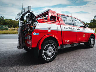 Vyprošťovací automobil Toyota Hilux pražských hasičů je vybaven odtahovými brýlemi Omars