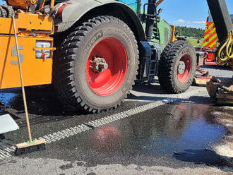 U Krásného Pole narazil kamion do traktoru kosícího trávu, jednomu z řidičů pomohli ven z vozu hasiči