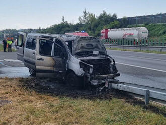 Jednotky ze stanic Petrovice a Ústí nad Labem zlikvidovaly požár dodávky na dálnici D8 u Petrovic,…