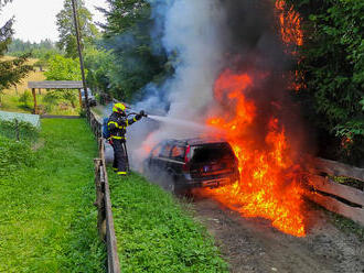 V Návsí hořel osobní automobil, požár se rozšířil na dřevěný plot a stromky