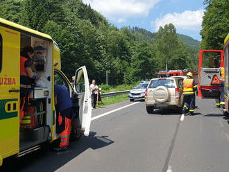 U dopravní nehody osobního auta a motorky zasahují hasiči na silnici z Ostrova směrem na Jáchymov.…