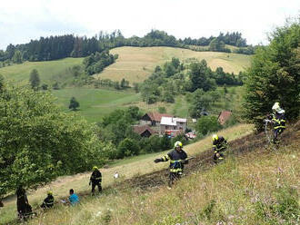 Požár travního porostu v Huslenkách na Vsetínsku likvidovalo sedm jednotek hasičů