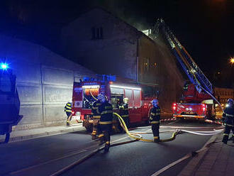 Po požáru bytového domu v Úpici muselo město sedmnácti lidem zabezpečit náhradní ubytování