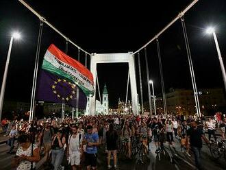 Orbána netrápí demonstrace ani Brusel. Daňová reforma i dražší energie budou