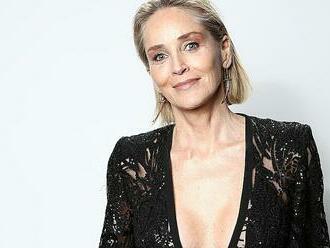 Než adoptovala tři syny, prodělala Sharon Stone devět potratů