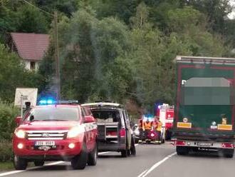 Auto vyletělo ze silnice a skončilo v příkopu, jeden člověk se zranil