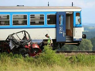 Po nehodě s vlakem u Bezděkova se traktor rozletěl na několik kusů, řidič zemřel