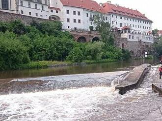 V Krumlově pod jezem se nejspíš utopil vodák. Záchranáři pátrají po těle