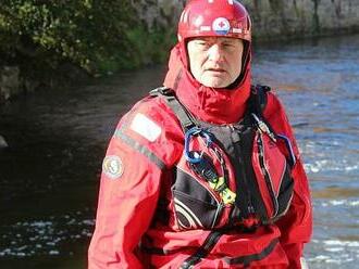 Šéf záchranářů k tragédii na jezu v Krumlově: Raft na válec stáhl silný proud