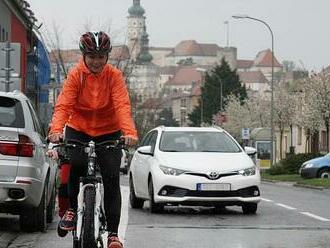 Odstup řidičů při předjíždění cyklistů: Pravidla se zřejmě znovu změní