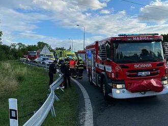 Auto vyletělo z Pražského okruhu. Zraněny byly dvě ženy a dvě děti