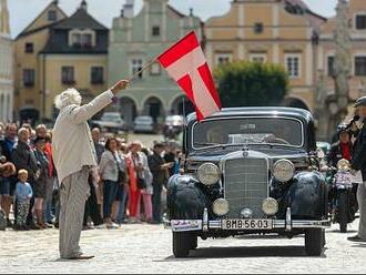 OBRAZEM: Nablýskané kapoty a dobové kostýmy. Telč hostila retro závod automobilů