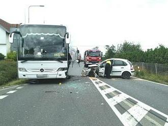 Auto narazilo u Holic do autobusu. Řidička utekla, na místě zůstala jen kabelka